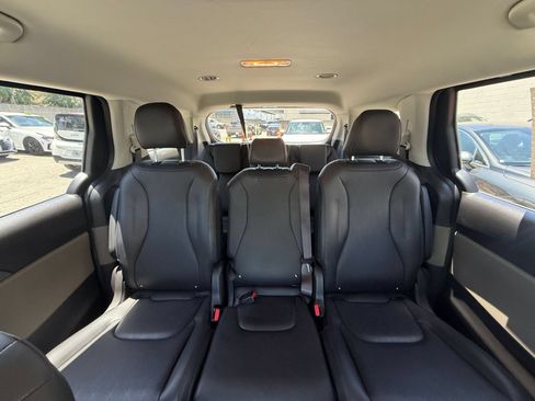 Used 2026 Kia Carnival FWD image 36