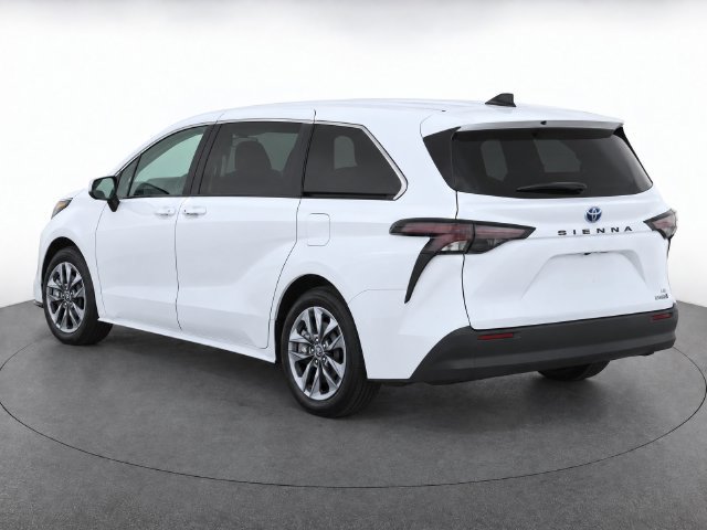 Used 2023 Toyota Sienna LE FWD image 3