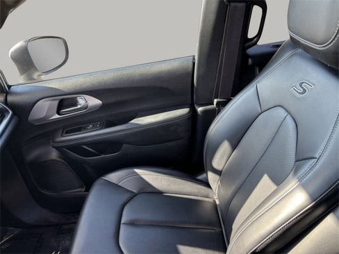 Used 2023 Chrysler Pacifica Touring-L w/ S Appearance Package image 18