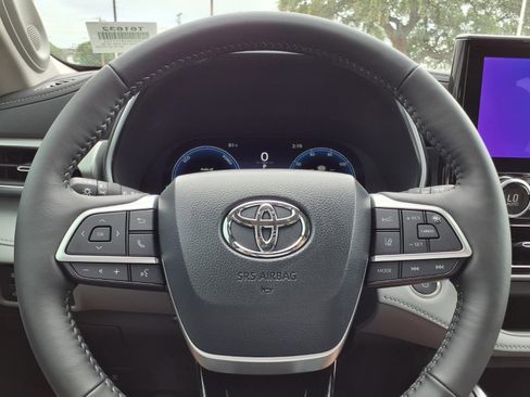 New 2026 Toyota Highlander Platinum AWD/4WD image 19