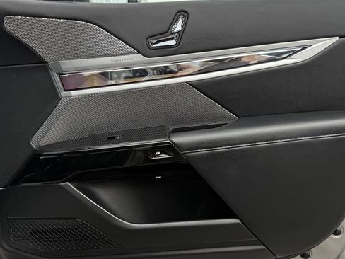 Used 2023 BMW 760i xDrive w/ Executive Package image 43