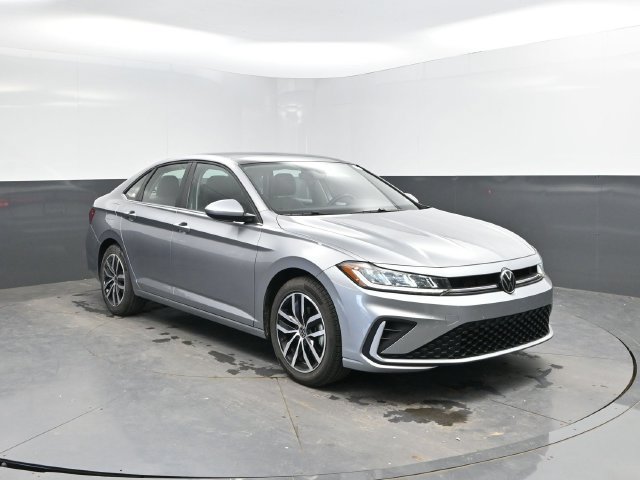 Used 2025 Volkswagen Jetta SE FWD image 4