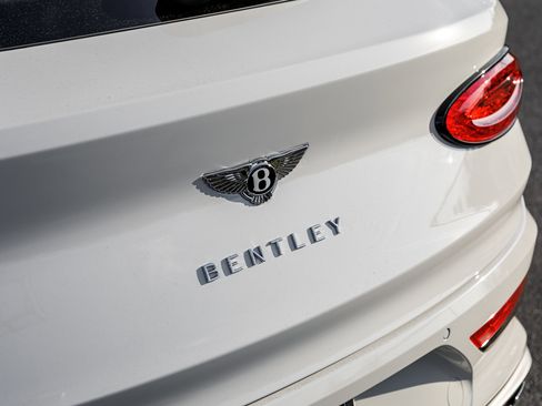 Used 2025 Bentley Bentayga image 15