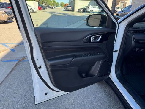 Used 2025 Jeep Compass Trailhawk AWD/4WD image 18