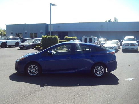 Used 2017 Toyota Prius Two FWD image 2