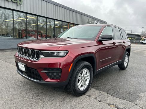 Used 2022 Jeep Grand Cherokee Laredo w/ Luxury Tech Group I AWD/4WD image 11
