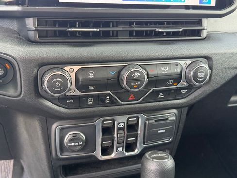 Used 2025 Jeep Gladiator Sport AWD/4WD image 23