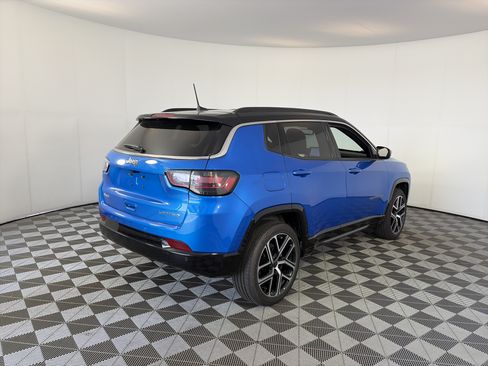 Used 2025 Jeep Compass Limited w/ Elite Group AWD/4WD image 10