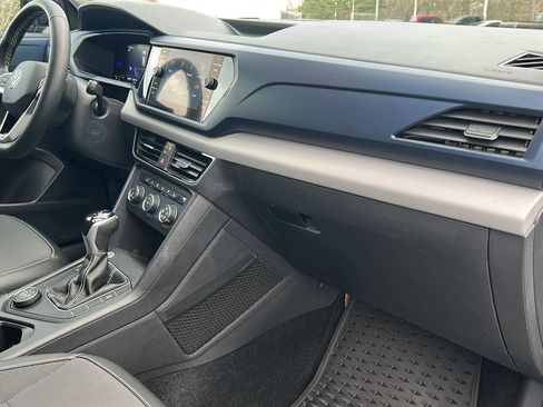 Certified 2022 Volkswagen Taos SE image 20