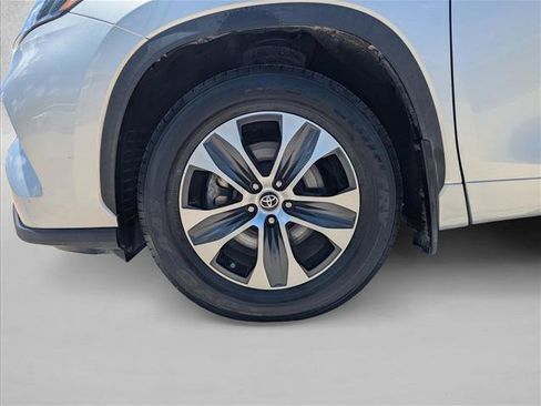 Used 2023 Toyota Highlander XLE FWD image 23