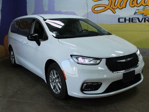 Used 2024 Chrysler Pacifica Touring-L FWD image 4