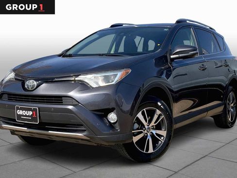 Used 2018 Toyota RAV4 XLE image 1