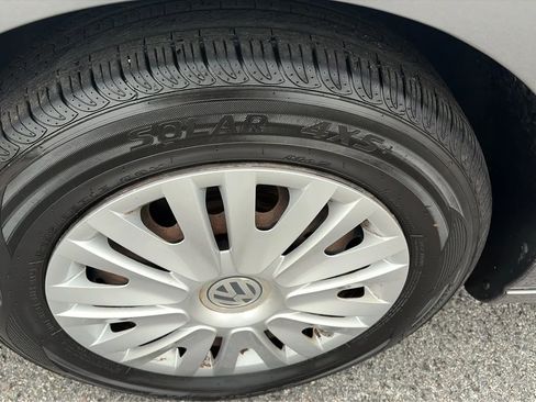 Used 2010 Volkswagen Golf 4-Door image 26