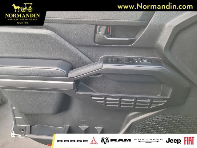 Used 2025 Toyota Tacoma SR5 AWD/4WD image 15