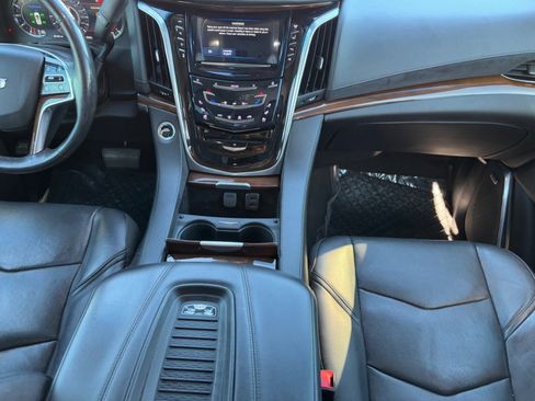 Used 2020 Cadillac Escalade Luxury image 16