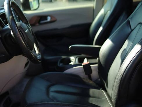 Used 2019 Chrysler Pacifica Touring-L FWD image 12