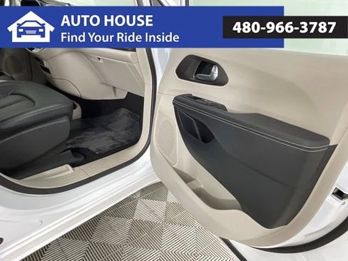 Used 2024 Chrysler Pacifica Touring-L FWD image 19