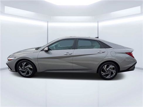 Certified 2025 Hyundai Elantra Limited image 6