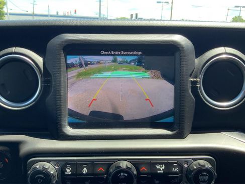 Used 2018 Jeep Wrangler Unlimited Sahara AWD/4WD image 32