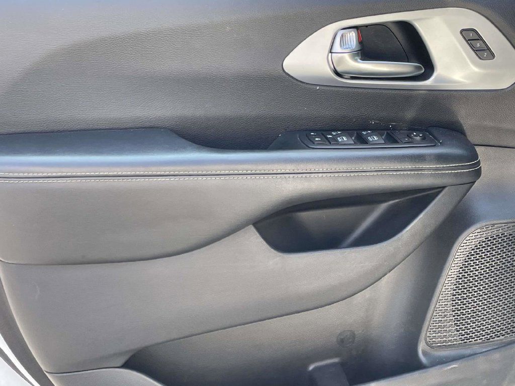 Used 2020 Chrysler Pacifica Touring-L Plus w/ S Appearance Package FWD image 19