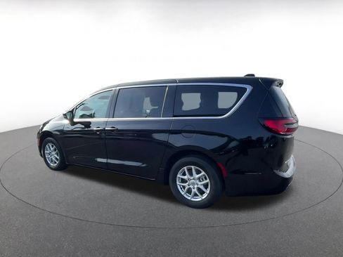 Used 2024 Chrysler Pacifica Touring-L image 10