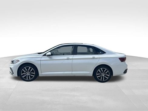 Used 2025 Volkswagen Jetta SE w/ Sunroof Package image 2