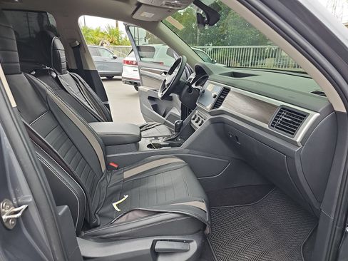 Used 2021 Volkswagen Atlas SE w/ Panoramic Sunroof Package FWD image 13