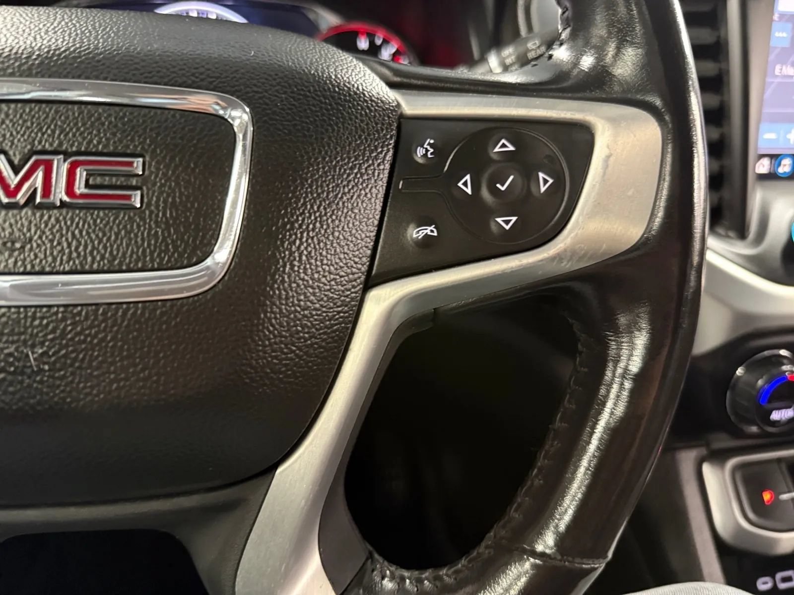 Used 2022 GMC Acadia SLT w/ Elevation Edition AWD/4WD image 25