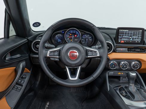 Used 2018 FIAT 124 Spider Lusso w/ Convenience Group image 18