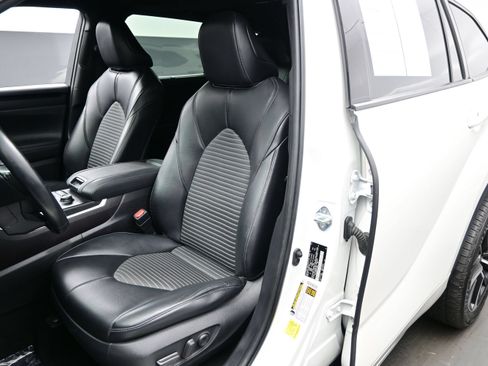 Used 2021 Toyota Highlander XSE AWD/4WD image 12