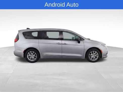 Used 2024 Chrysler Pacifica Touring-L FWD image 8