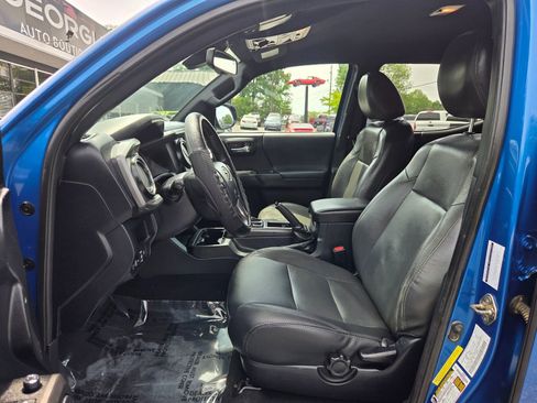 Used 2018 Toyota Tacoma TRD Off-Road w/ Technology Package AWD/4WD image 11