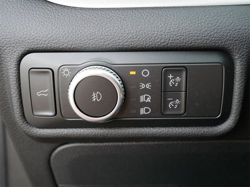 Used 2022 Ford Explorer XLT w/ Equipment Group 202A image 16