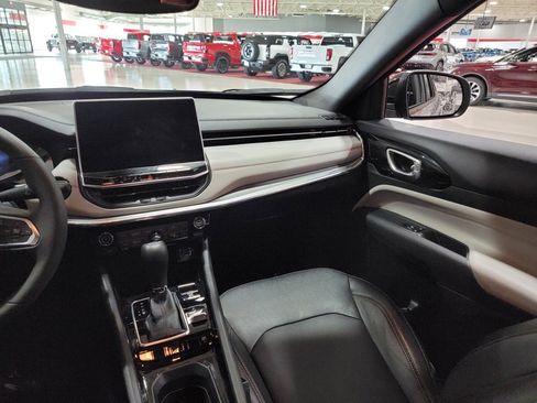 Used 2023 Jeep Compass Limited image 18