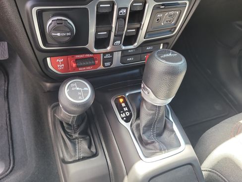Used 2024 Jeep Gladiator Rubicon w/ Technology Group AWD/4WD image 24