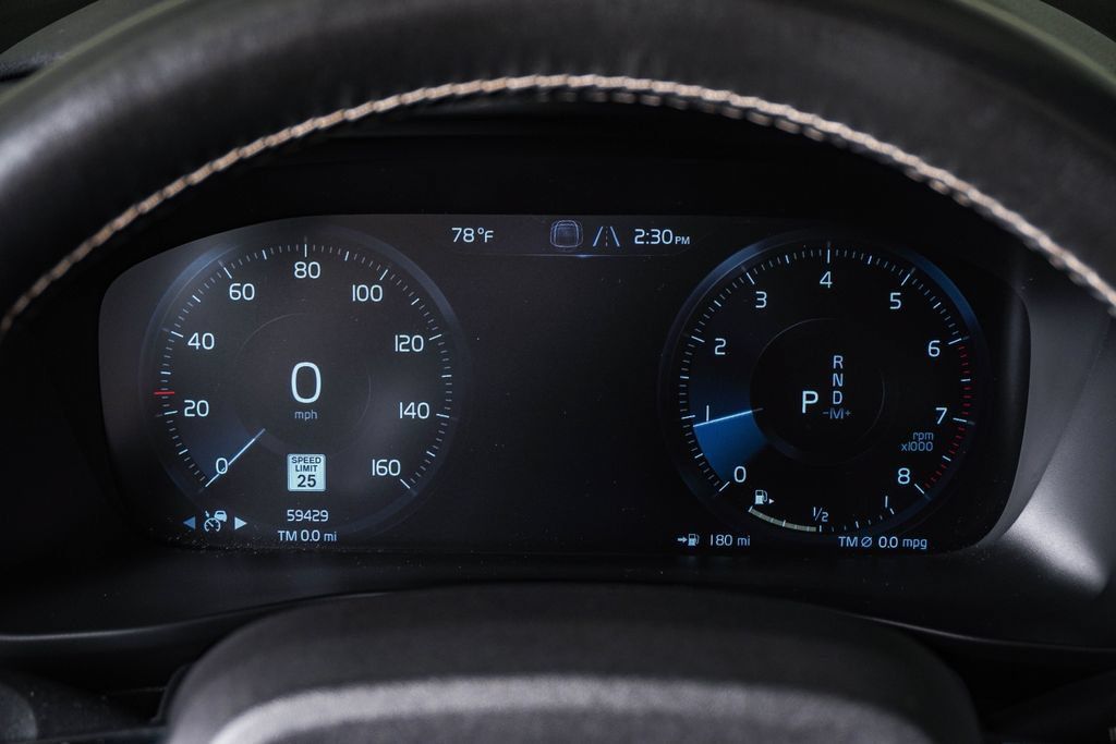Used 2021 Volvo XC40 T5 R-Design AWD/4WD image 21