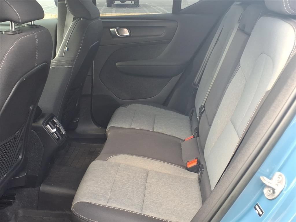 Used 2023 Volvo XC40 B4 Core w/ Convenience Package FWD image 21