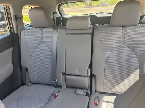 Used 2022 Toyota Highlander LE image 6