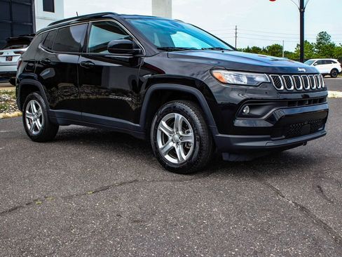 Used 2023 Jeep Compass Latitude w/ Convenience Group AWD/4WD image 3