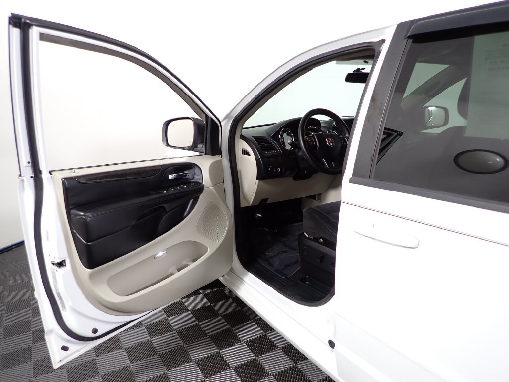 Used 2015 Dodge Grand Caravan SXT FWD image 17