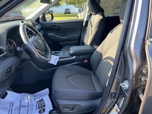 New 2024 Toyota Highlander FWD image 16