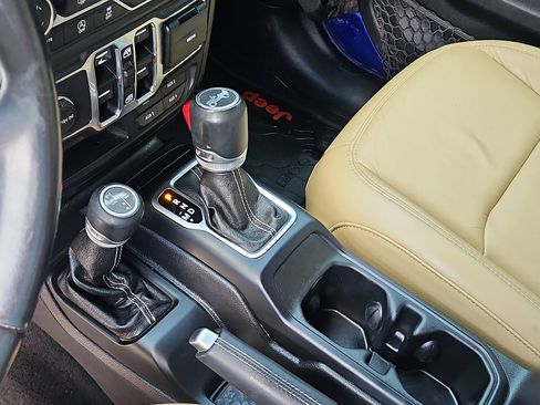 Used 2018 Jeep Wrangler Unlimited Sahara AWD/4WD image 20
