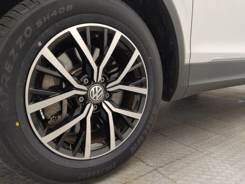 Used 2021 Volkswagen Tiguan SE w/ Panoramic Sunroof Package FWD image 31