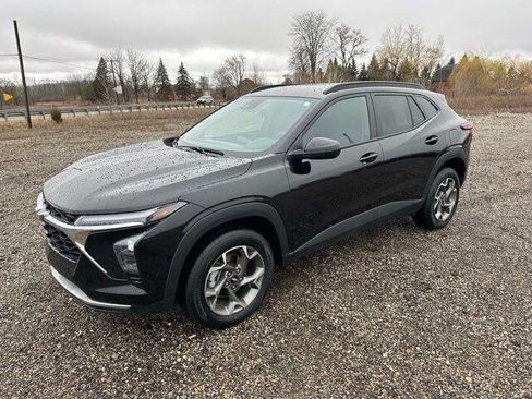 Used 2025 Chevrolet Trax LT FWD image 2