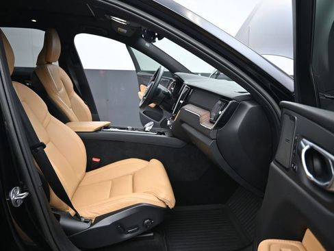 Certified 2023 Volvo XC60 B5 Ultimate w/ Climate Package AWD/4WD image 15