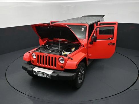 Used 2013 Jeep Wrangler Unlimited Sahara w/ Dual Top Group AWD/4WD image 25