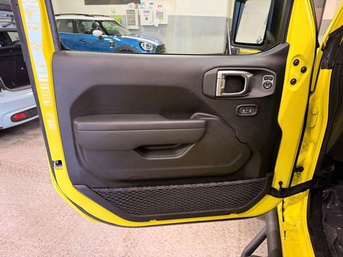 Used 2024 Jeep Wrangler Unlimited image 9