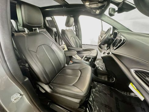 Used 2025 Chrysler Pacifica Select FWD image 12