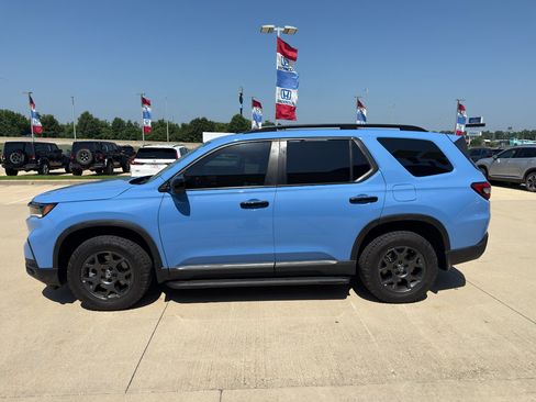 Used 2024 Honda Pilot TrailSport image 8