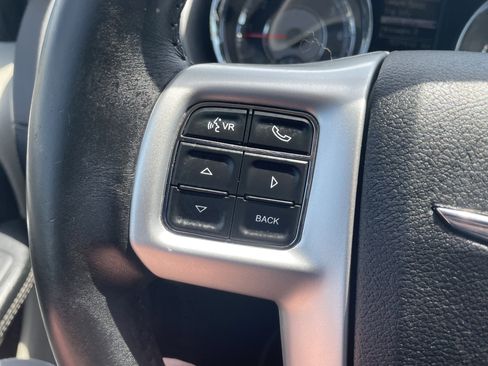 Used 2016 Chrysler Town & Country Touring FWD image 15
